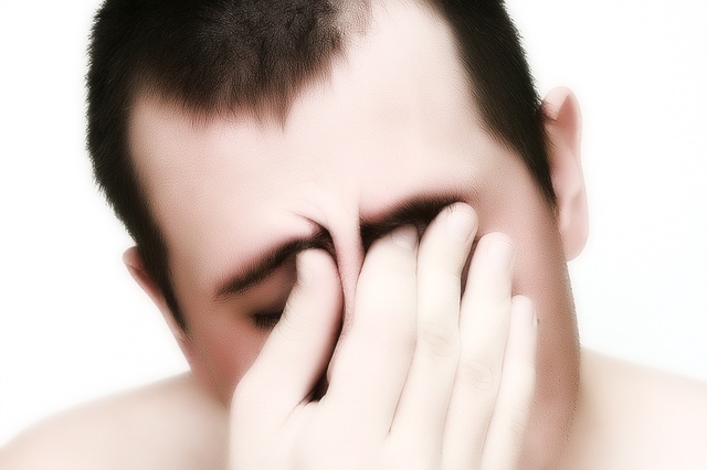 красные белки глаз причины болит голова