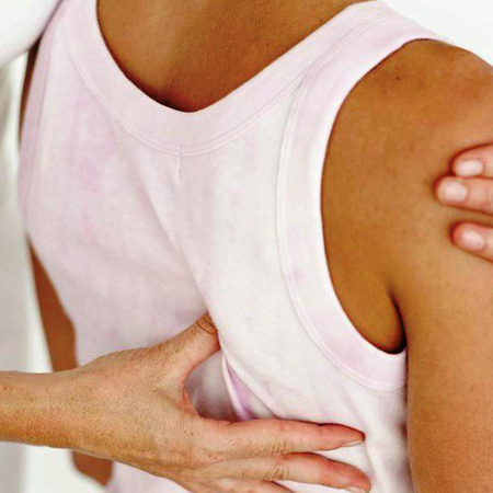 При наклоне головы болит спина и при дыхании