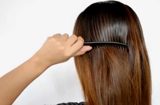 Из-за мытья головы горячей водой волосы будут чаще загрязняться из-за повышенной выработки кожного сала Какой температуры должна быть вода для мытья головы