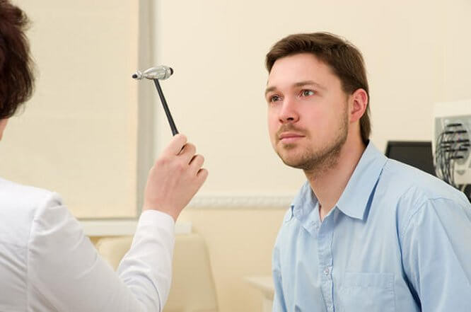 bolit golova v viskah